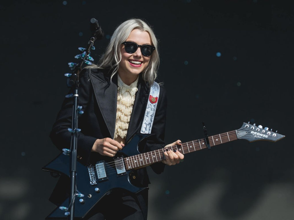 What guitar does Phoebe Bridgers play?