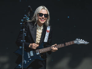 What guitar does Phoebe Bridgers play?